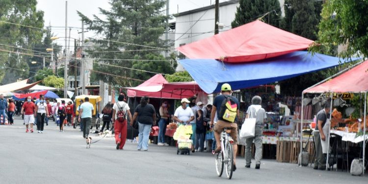 Trabajadores del sector informal tienen ante sí un dilema durante la pandemia del coronavirus que no pueden resolver: ir a trabajar o morirse de hambre