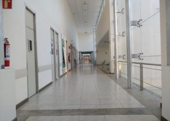 Laboratoristas del HRAEPY siguen laborando, a pesar de que empresa contratista (DIS) se niega a pagarles