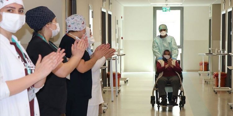 La tasa de recuperación de COVID-19 en Turquía alcanzó el 71,8%, según anunció el jueves el ministro de salud de ese país / 34.821 pruebas se realizaron en el país durante las últimas 24 horas