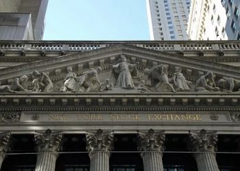 Alrededor de 1.9 millones de estadounidenses presentaron solicitudes iniciales de beneficios por desempleo la semana pasada / Daño a la economía estadounidense sigue creciendo