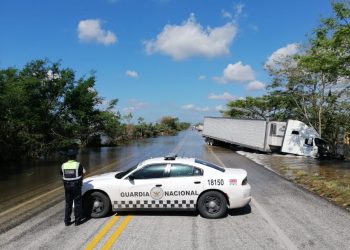 Rescata Guardia Nacional a conductor de tráiler en Campeche, en la carretera Villahermosa-Escárcega