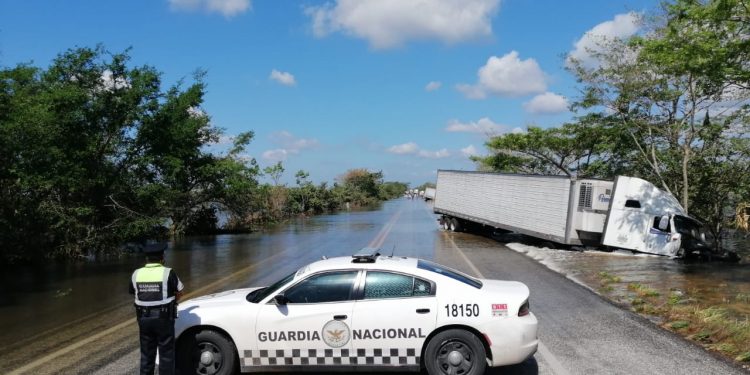 Rescata Guardia Nacional a conductor de tráiler en Campeche, en la carretera Villahermosa-Escárcega