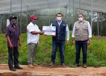 El alcalde Renán Barrera Concha entrega apoyos a beneficiarios del programa emergente “Manos al campo”