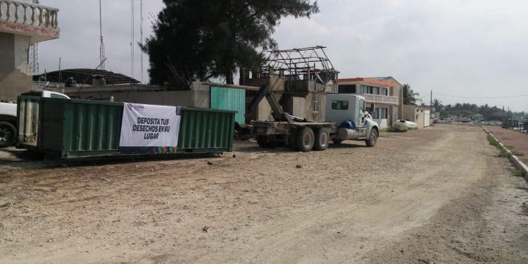 Instalan contenedores de acopio de basura con su posterior traslado a otros espacios para su manejo y disposición final, en Dzidzantún, Dzilam de Bravo y Río Lagartos