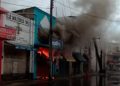 Policía municipal, bomberos y SSP apagan incendio en tienda de plásticos en el centro de Mérida
