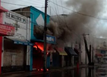 Policía municipal, bomberos y SSP apagan incendio en tienda de plásticos en el centro de Mérida
