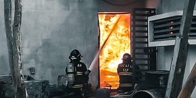 SSP puso fin a incendio en fábrica de velas en Conkal