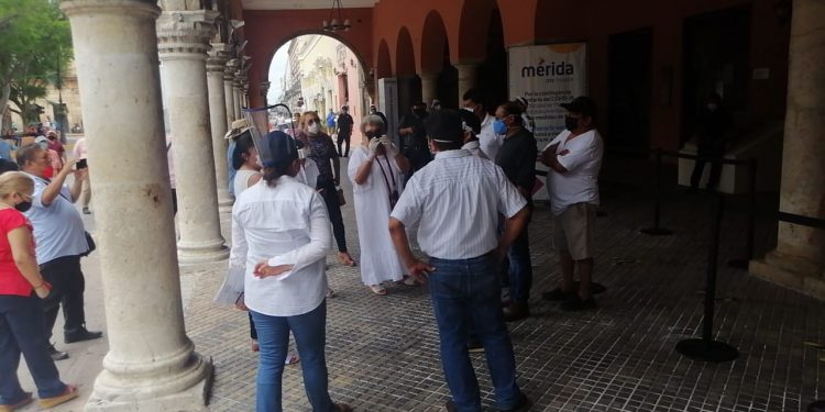 Locatarios que protestaron frente a Palacio Municipal de Mérida fueron recibidos por el secretario Ruz Castro