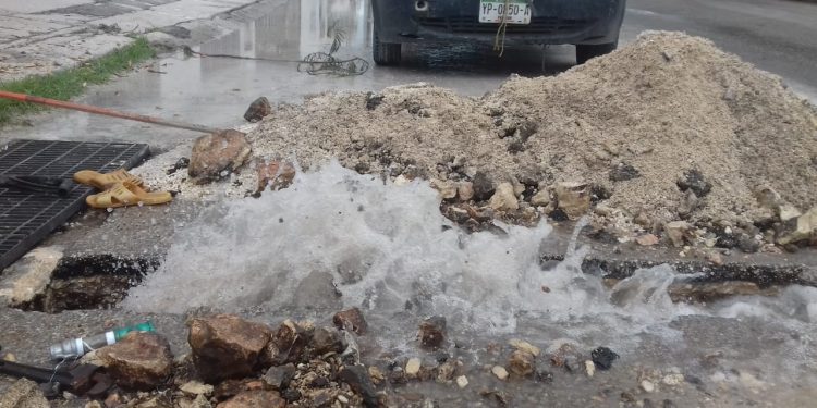 Atiende JAPAY de emergencia la ruptura de ocho tubos de importante diámetro en diferentes puntos de Mérida