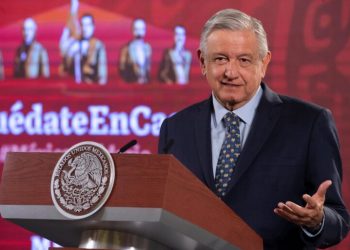 Estudiantes de preparatoria ya podrán cobrar becas Benito Juárez con tarjeta bancaria, anuncia presidente