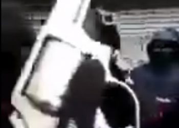 Escenas de guerrilla urbana en Dijon, Francia, entre bandas armadas de magrebíes y chechenos