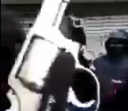 Escenas de guerrilla urbana en Dijon, Francia, entre bandas armadas de magrebíes y chechenos