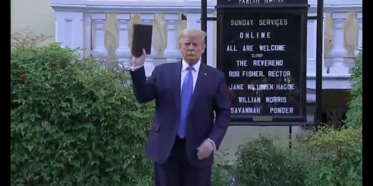 La policía utilizó gases lacrimógenos para dispersar a los manifestantes que estaban pacíficamente afuera de la Casa Blanca y permitir al presidente Trump posar con una biblia en iglesia de St. Johns
