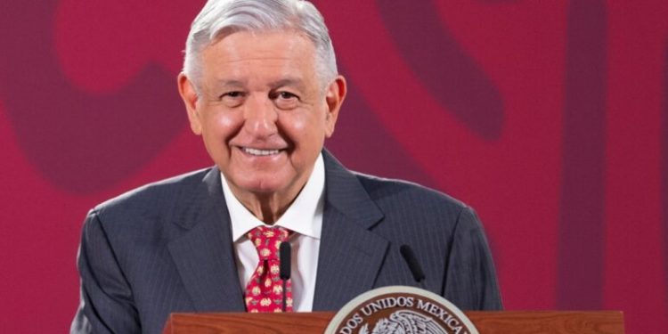 Presidente AMLO anunció denuncias por fraude en el sector eléctrico en la entrega de contratos: Se ponían de acuerdo los funcionarios con las empresas particulares para comprar energía eléctrica a precios elevadísimos con un subsidio y mediante procedimiento ilegal