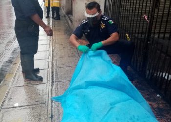 Fallece persona en la vía pública en el centro / Policía municipal de Mérida acudió tras reporte de hombre fallecido en la calle