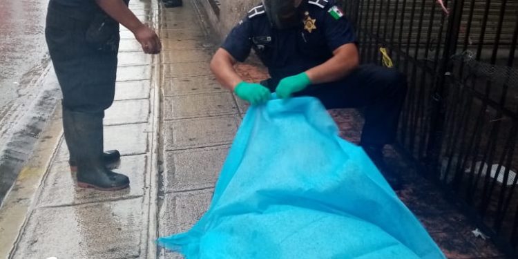 Fallece persona en la vía pública en el centro / Policía municipal de Mérida acudió tras reporte de hombre fallecido en la calle
