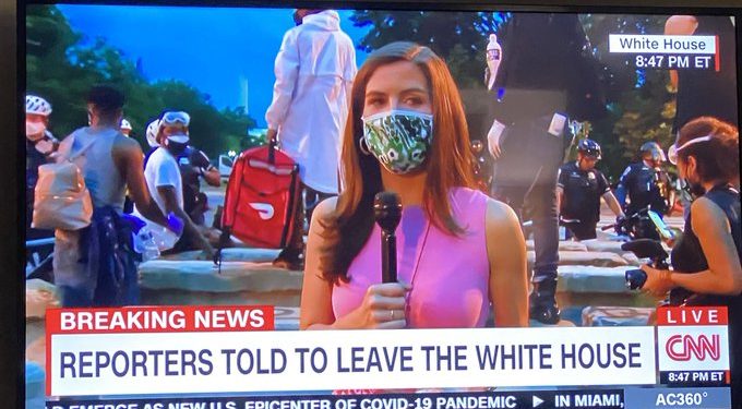 Periodistas y medios acreditados en la Casa Blanca informan que el “Servicio Secreto” que custodia y protege al presidente de los Estados Unidos, Donald Trump, les pidió que abandonaran todas las áreas de la Casa Blanca sin mayor explicación