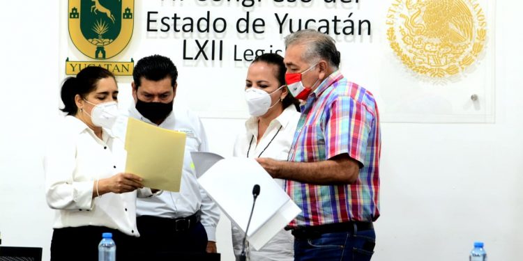 Proponen en el Congreso incorporación de sistemas GPS y botones de alerta en el servicio de taxis / Analizan que el gobierno del Estado pueda realizar convenios con los municipios para concesionar o supervisar el transporte público