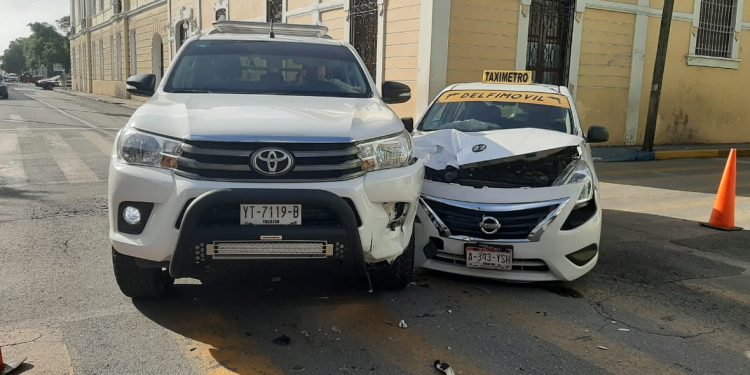 Choque contra taxi en el centro deja herida a la pasajera