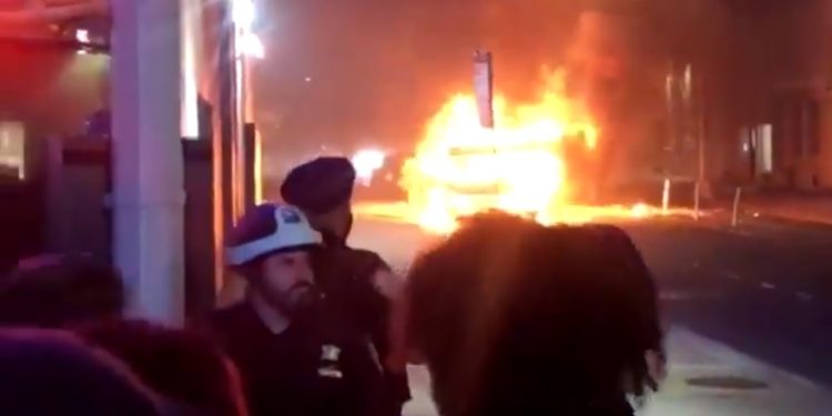 Esconden a Trump en un búnker ante el temor a las manifestaciones que circundan la Casa Blanca
