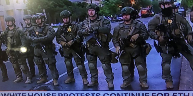 Solo en la ciudad de Nueva York se arrestó a 700 personas en un día, cerca del mismo número que en todo Hong Kong en un mes / El Pentágono desplegó tropas del ejército en servicio activo