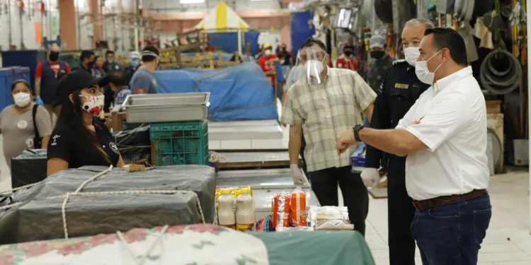 A partir de hoy lunes 8 de junio, los mercados “Lucas de Gálvez” y “San Benito” reabrirán sus puertas de forma gradual / El alcalde Renán Barrera supervisó reapertura