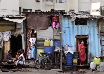 Las consecuencias económicas de la pandemia de coronavirus podrían hundir a 395 millones de personas adicionales en la pobreza extrema y aumentar el número total de personas que viven con menos de  1.90 dólares por día en todo el mundo a más de mil millones