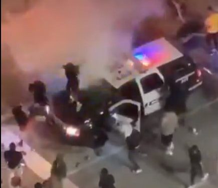 Al menos 13 ciudades o condados declararon toque de queda en los Estados Unidos y 12 Estados han desplegado sus guardias nacionales estatales por las protestas contra la violencia racista de la policía