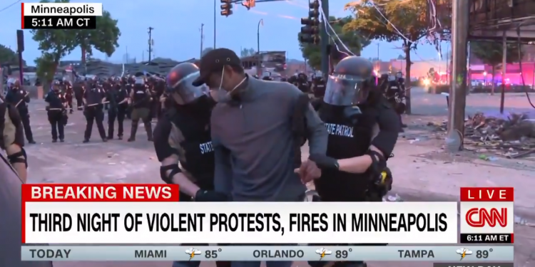 Las autoridades locales y estatales de los Estados Unidos deben dejar de atacar a los periodistas y trabajadores de los medios que cubren las protestas por muerte de George Floyd / Documentan más de un centenar de agresiones policíacas