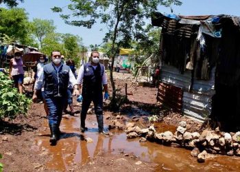 El alcalde Renán Barrera recorre zona de la ciudad más afectada por la tormenta “Cristóbal”
