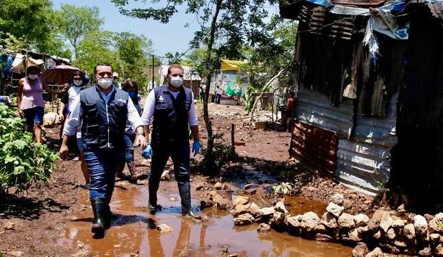 El alcalde Renán Barrera recorre zona de la ciudad más afectada por la tormenta “Cristóbal”