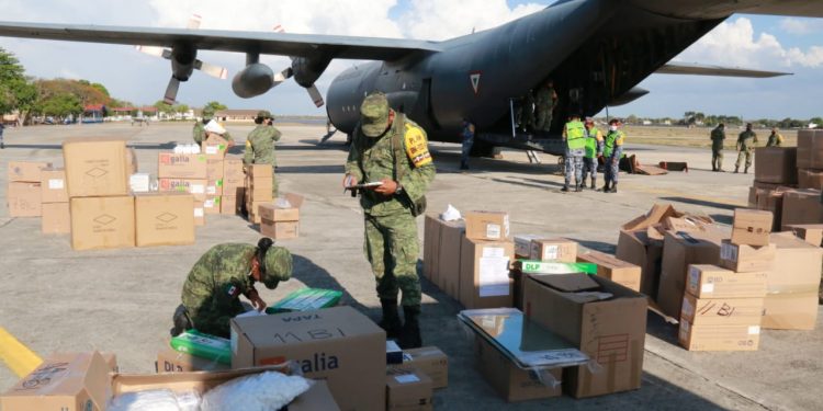 Aterriza aeronave de la SEDENA en la Base Aérea Militar No. 8, en Mérida, con 8.5 toneladas de material y equipo médico