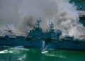 Se incendia el buque de asalto anfibio “USS Bonhomme Richard” (LHD-6) de la Armada de los Estados Unidos atracado en la Base Naval de la ciudad de San Diego, California / Hubo un estallido y al parecer, el fuego se ha extendido a toda la nave
