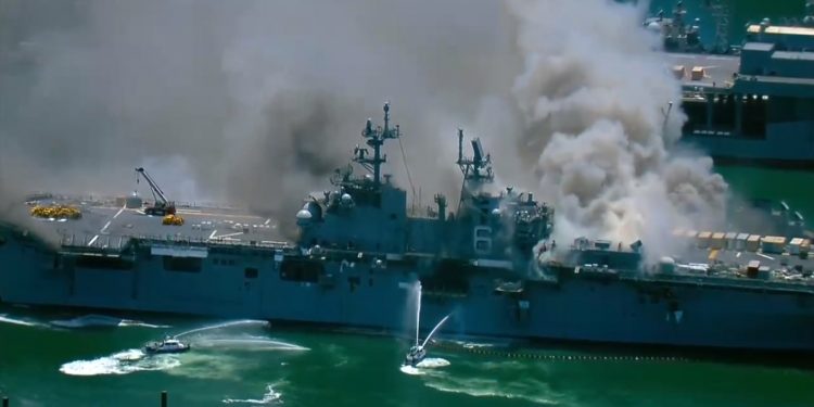 Se incendia el buque de asalto anfibio “USS Bonhomme Richard” (LHD-6) de la Armada de los Estados Unidos atracado en la Base Naval de la ciudad de San Diego, California / Hubo un estallido y al parecer, el fuego se ha extendido a toda la nave