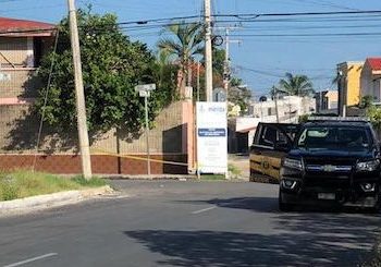 La mañana de este sábado, en la colonia Miguel Hidalgo, la policía halló el cuerpo de una persona sin vida tirado en la calle con golpes en la cabeza / Fueron los vecinos los que hallaron el cadáver de una persona de unos 25 años, según dijeron