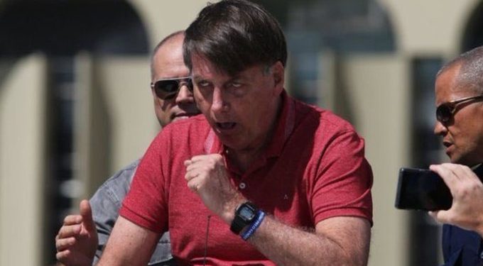 El presidente brasileño, Jair Bolsonaro, fue internado en el Hospital Militar de Brasilia por un cuadro de síntomas con fiebre que podría ser COVID-19 para realizarle una nueva prueba cuyos resultados se conocerán el martes