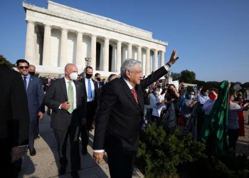 Una multitud recibió a Andres Manuel López Obrador en la capital estadounidense / El presidente depositó sendas ofrendas florales en el monumento a Abraham Lincoln y  en la estatua a Benito Juárez en Washington