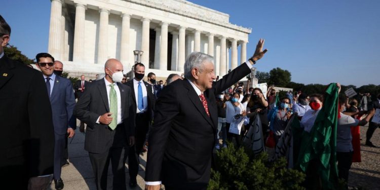 Una multitud recibió a Andres Manuel López Obrador en la capital estadounidense / El presidente depositó sendas ofrendas florales en el monumento a Abraham Lincoln y  en la estatua a Benito Juárez en Washington