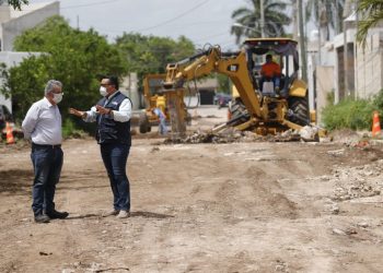 El mejoramiento de calles en la ciudad no se detendrá, a pesar de las dificultades financieras, afirma el alcalde Renán Barrera