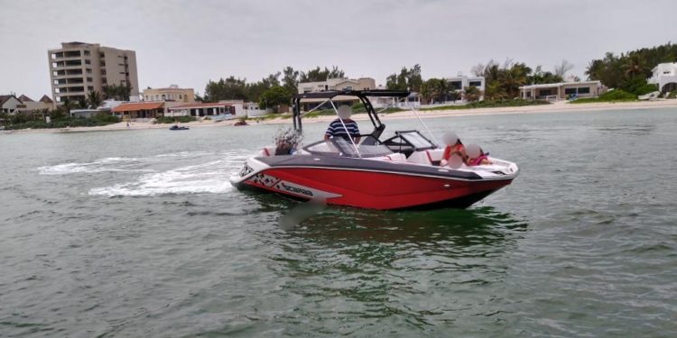 Por transportar a un número mayor de pasajeros que los permitidos en este periodo de contingencia sanitaria, personal de vigilancia y rescate marítimo de la Secretaría de Seguridad Pública (SSP) detuvo a una embarcación particular entre Chicxulub y Progreso