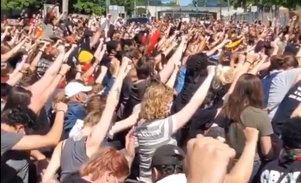 Los nuevos casos de coronavirus en los Estados Unidos podrían aumentar a más del doble, a 100,000 por día, advierten