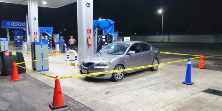Una persona cuya identidad se desconoce, por el momento, pereció en el interior de su automóvil luego de que cargó combustible en la gasolinera G 500 ubicada a un costado de la carretera Mérida – Tetiz, al poniente de esta ciudad capital / Tras pagar, quedó inmóvil dentro del vehículo
