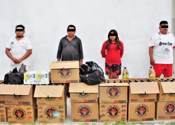 Durante “un operativo de vigilancia y seguridad” de la policía municipal en la colonia San Juan de Valladolid, se detuvo a 3 personas del sexo masculino que “llevaban 2 bultos negros” que contenían bebidas alcohólicas / Además, fue detenida otra persona durante revisión en domicilio