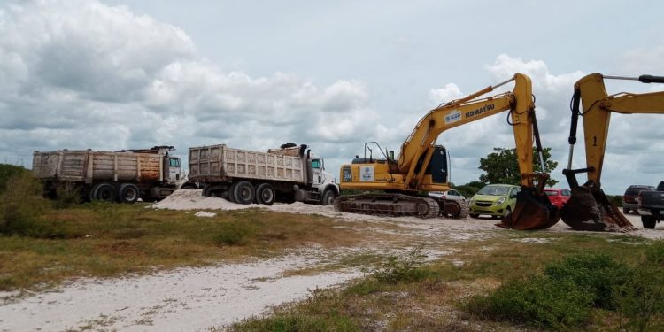 Secretaría de Desarrollo Sustentable  “tiene permiso de Semarnat para extraer arena del Playón de Chuburná”, tras publicación de vídeos sobre dichos trabajos en esa zona costera de Yucatán / Se busca prevenir que se “rebose” el Playón y se tape la entrada al puerto de abrigo de Chuburná, afirma