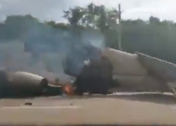 Descubren un jet incendiándose en tramo carretero Chunhuhub – José María Morelos en el Kilómetro 61, sobre la carretera en Quintana Roo / Al parecer, el hecho está vinculado con el narcotráfico