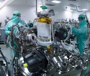 Los laboratorios Sanofi y GlaxoSmithKline lanzaron una iniciativa de investigación conjunta en abril para hallar una vacuna contra el coronavirus Sars Cov 2 / Se espera que con fondos de la Unión Europea (UE) se pague por adelantado el suministro de 300 millones de dosis de la potencial vacuna contra la pandemia