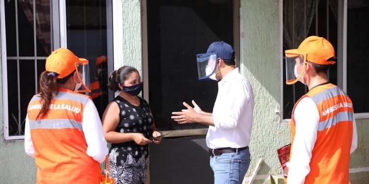 Gobernador Mauricio Vila Dosal visita las puertas de los hogares de los yucatecos para “promover la prevención ante el coronavirus” / Dialogó con vecinos en el fraccionamiento Juan Pablo ll