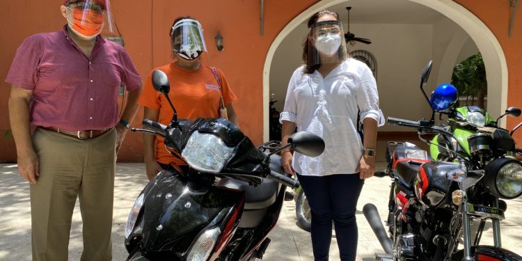 Lilia Frías Castillo, Warnel May Escobar y Jorge Carlos Ramírez Marín entregan “primer paquete de 23 motocicletas a igual número de beneficiarios de varios municipios, que son financiados a crédito, sin pago de enganche y con cómodas mensualidades”