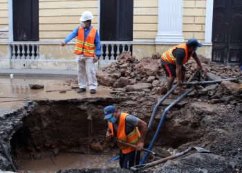 La Junta de Agua Potable y Alcantarillado de Yucatán (Japay) reparó una importante tubería de 36 pulgadas en la calle 64 por 65 y 67 del Centro de Mérida, con lo cual se evita la pérdida de 700 mil litros diarios
