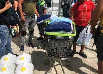 Los cubanos se lanzaron de manera masiva a las tiendas en moneda libremente convertible, abiertas al inicio de la presente semana en todo el país como parte de un plan gubernamental para reactivar la economía